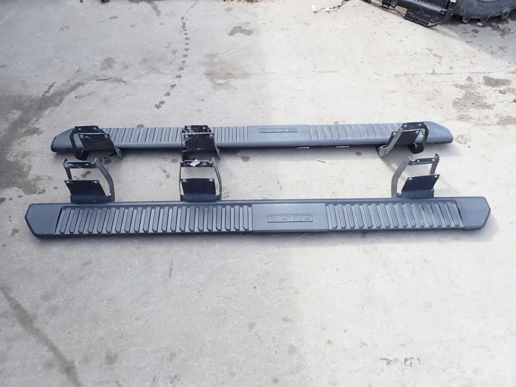 Stopnie progi samochodowe Autolandparts do Ford F350 i F250 2017- dla wersji 6.2 4x4 HD, stalowe i wytrzymałe.