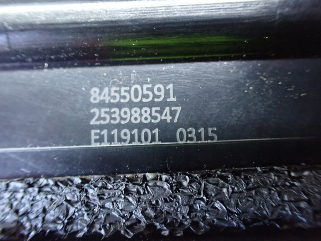 Listwa drzwi chromowa lewa tylna do Chevrolet Silverado GMC Sierra 2019+ marki Autolandparts, widoczna z tyłu pojazdu