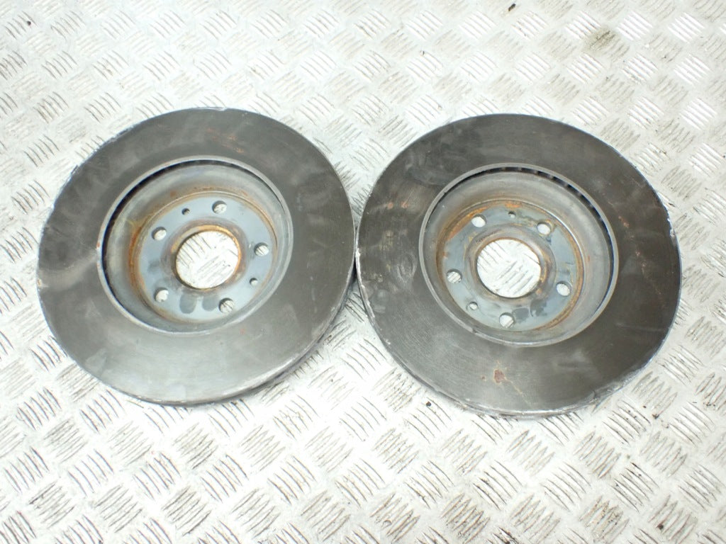 Para tarcz hamulcowych przednich o średnicy 320mm do Chevrolet Corvette C8 Z51 2020- od Autolandparts, widoczne z bliska