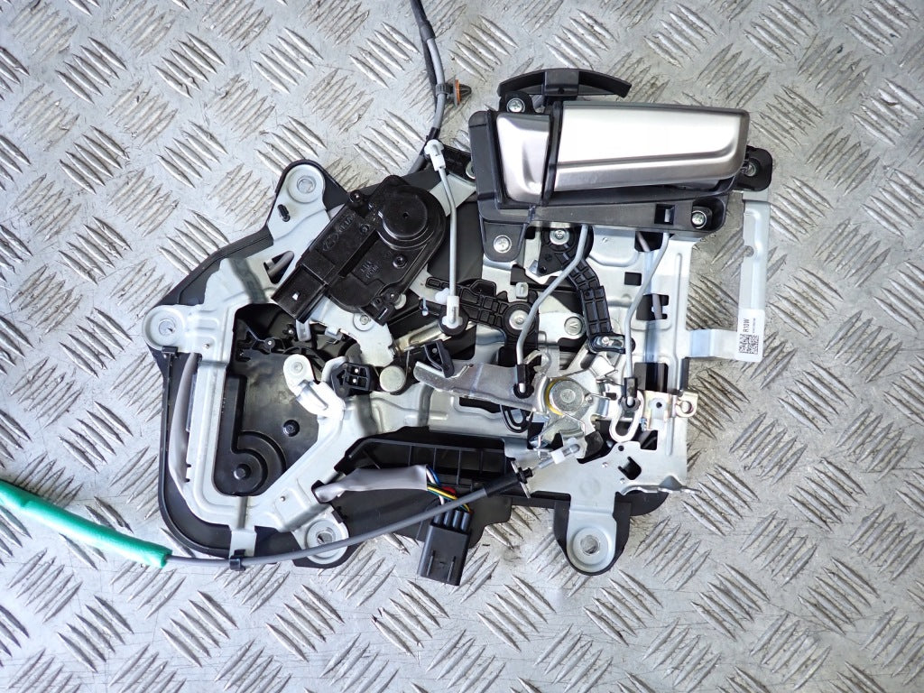 Mechanizm zamka drzwi prawych tylnych Kia Carnival LX 3.5 GDI KA4 2020 z Autolandparts, widok na element zamka i mechanizm.