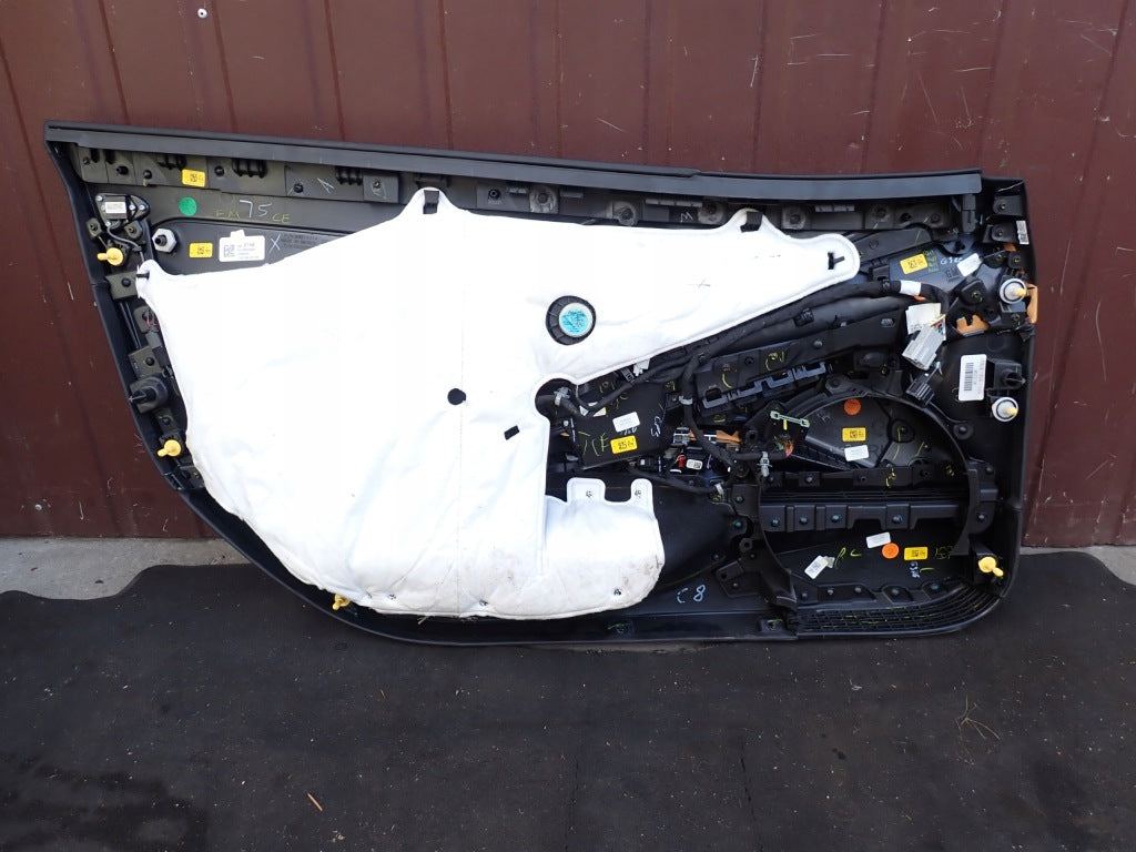 Prawa boczna drzwi do Chevrolet Corvette C8 Cabrio 2020- marki Autolandparts, widoczna z zewnątrz, w kolorze czarnym