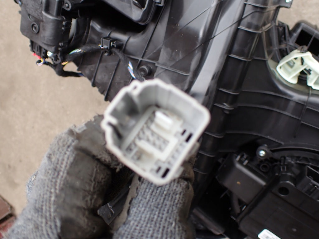 Nagrzewnica do Ford F150 2025 LIFT, autoryzowany produkt Autolandparts, widok elementu grzewczego samochodu.
