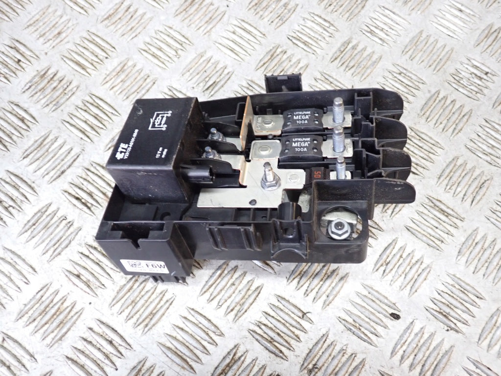 Skrzynka bezpieczników do Chevrolet Tahoe Suburban L84 5.3 i 6.2 2021- od Autolandparts, widok z góry z bezpiecznikami.