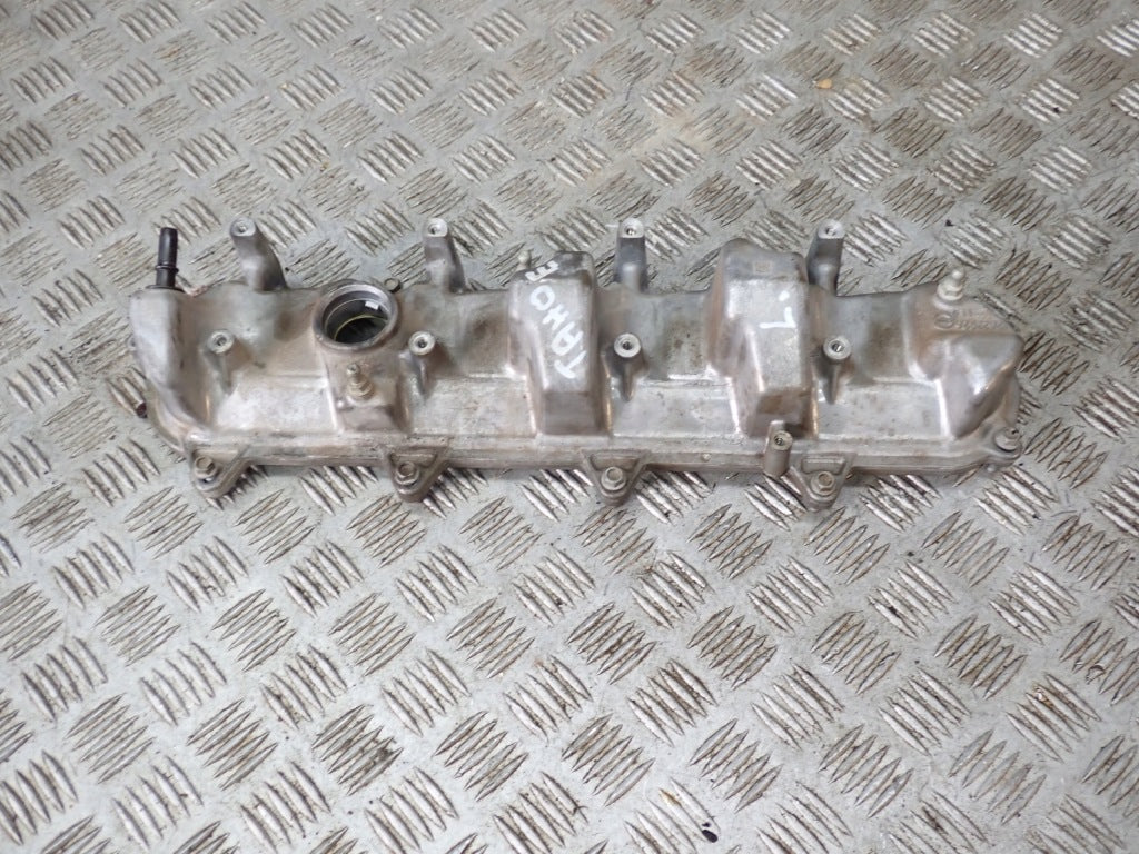 Pokrywa zaworów lewa do Chevrolet Tahoe Suburban 5.3 i 6.2 2021- od Autolandparts, widok z góry, czarna i metalowa.