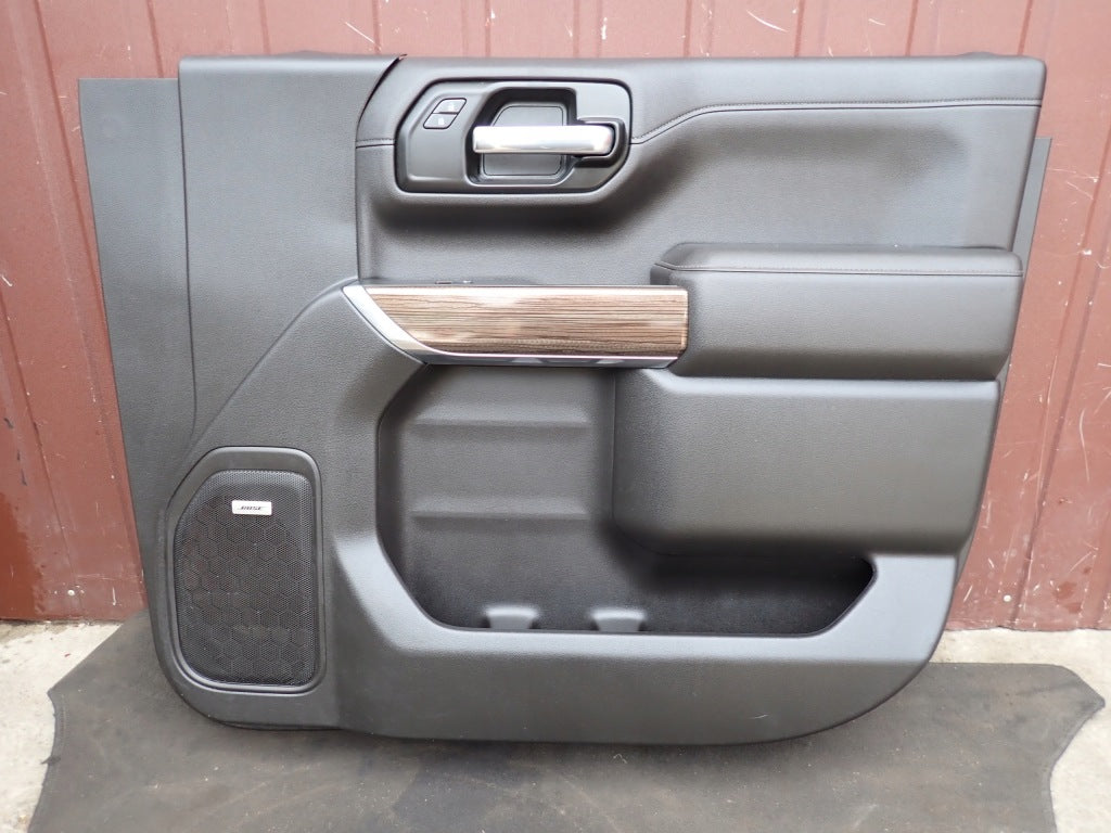 Prawy boczek drzwi przednich do Chevrolet Silverado i GMC Sierra 4x4 2019+ od Autolandparts, widoczny z zewnątrz.