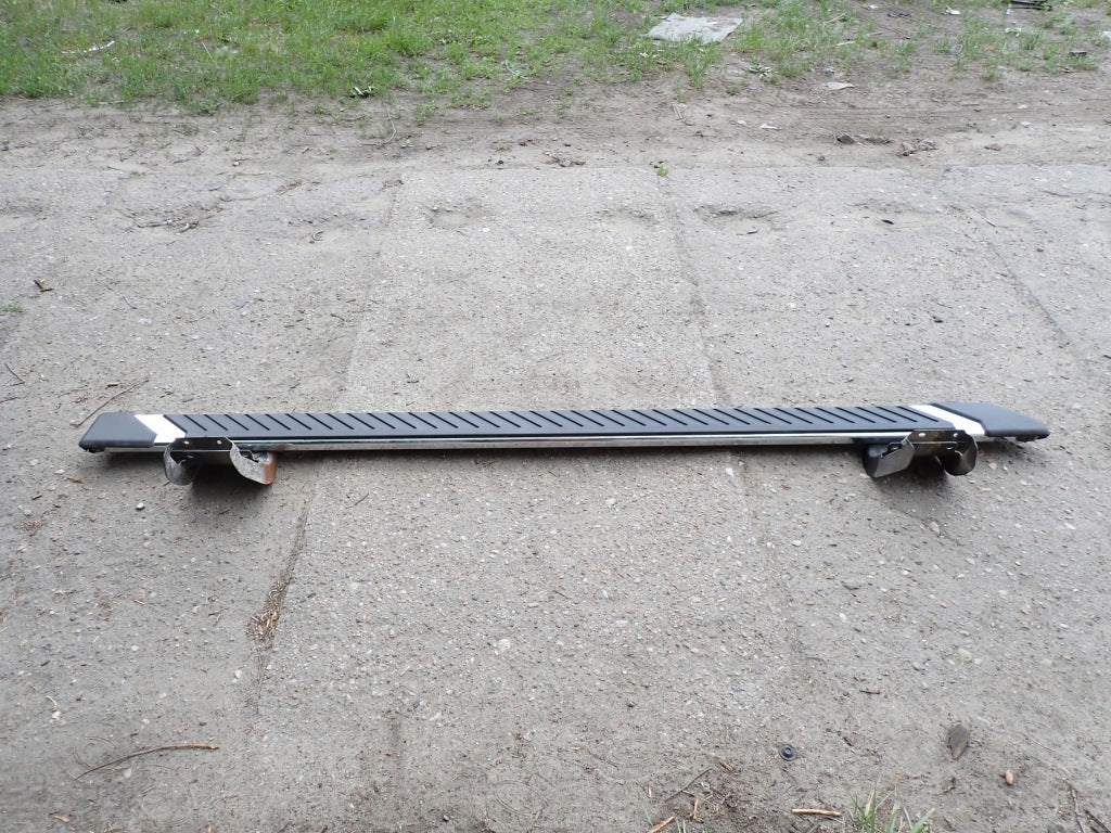 Lewy próg stopień do Ford F150 XLT Crew Cab 2021, model Paka 5.7 ft, w kolorze czarnym, montaż na auto Autolandparts
