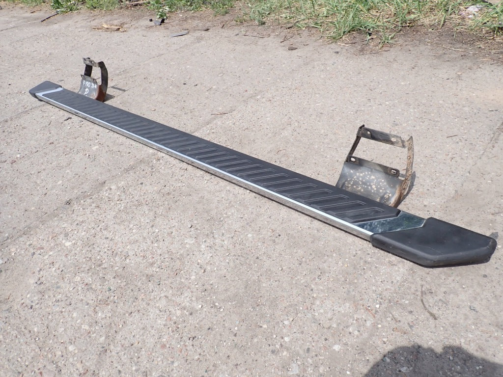 Stopnie progowe Autolandparts do Ford F150 XLT Crew Cab Paka 5.7 ft 2021, czarne, metalowe, montaż na burtę pojazdu.