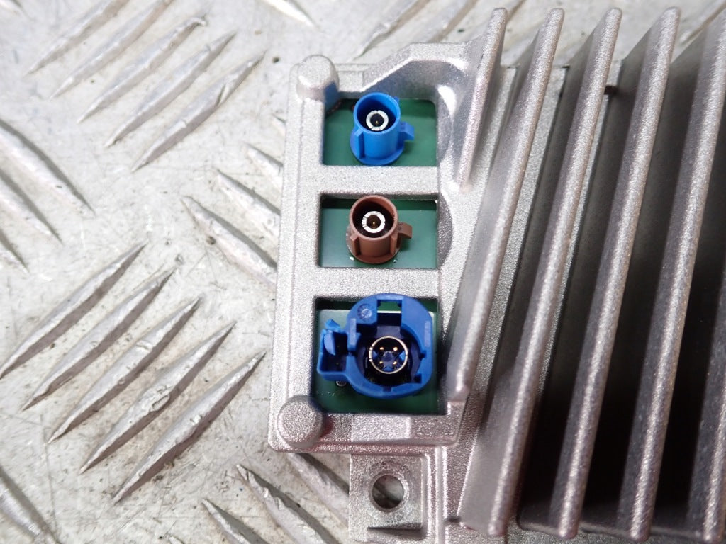Moduł Sterownik SYNC4 nawigacji Ford F150 2021- Autolandparts, widoczny na zdjęciu z podłączeniami i wyświetlaczem.