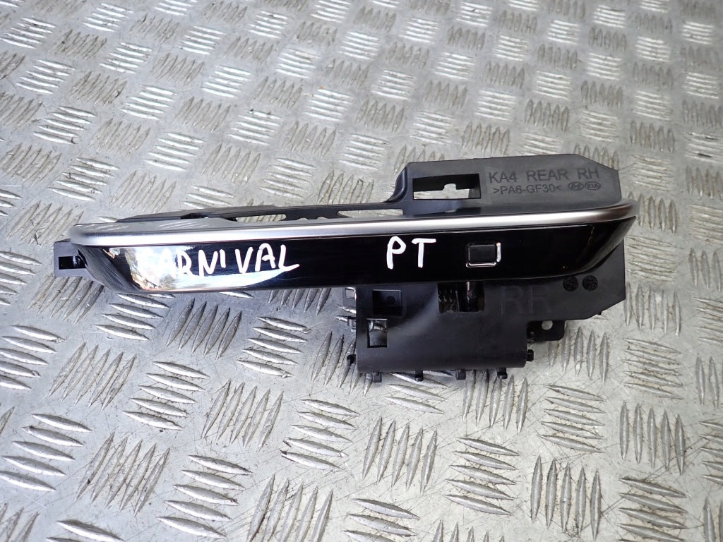 Klamka drzwi prawy tył Kia Carnival LX 3.5 GDI KA4 2020- na tle samochodu, czarna, z klamką i elementami mocującymi