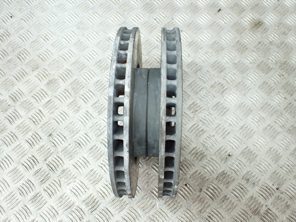 Para przednich tarcz hamulcowych 320mm do Chevrolet Corvette C8 Z51 2020- od Autolandparts, widoczne na zdjęciu.