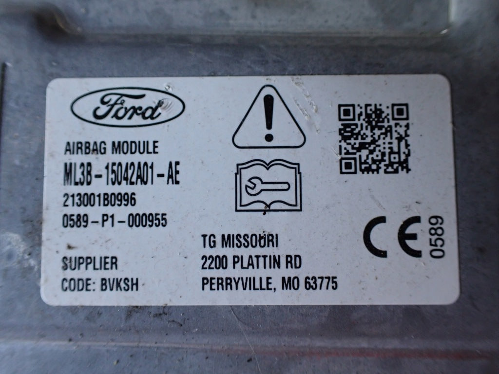 Poduszka kolanowa kierowcy Airbag do Ford F150 2021- od Autolandparts, widoczna w samochodzie, zapewnia bezpieczeństwo kierowcy.