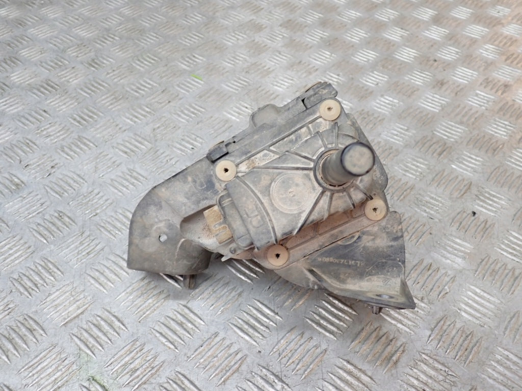 Silniczek prawy aktywnego spoilera zderzaka przedniego Ford F150 XLT 2021, autolandparts, widoczny z bliska na zdjęciu
