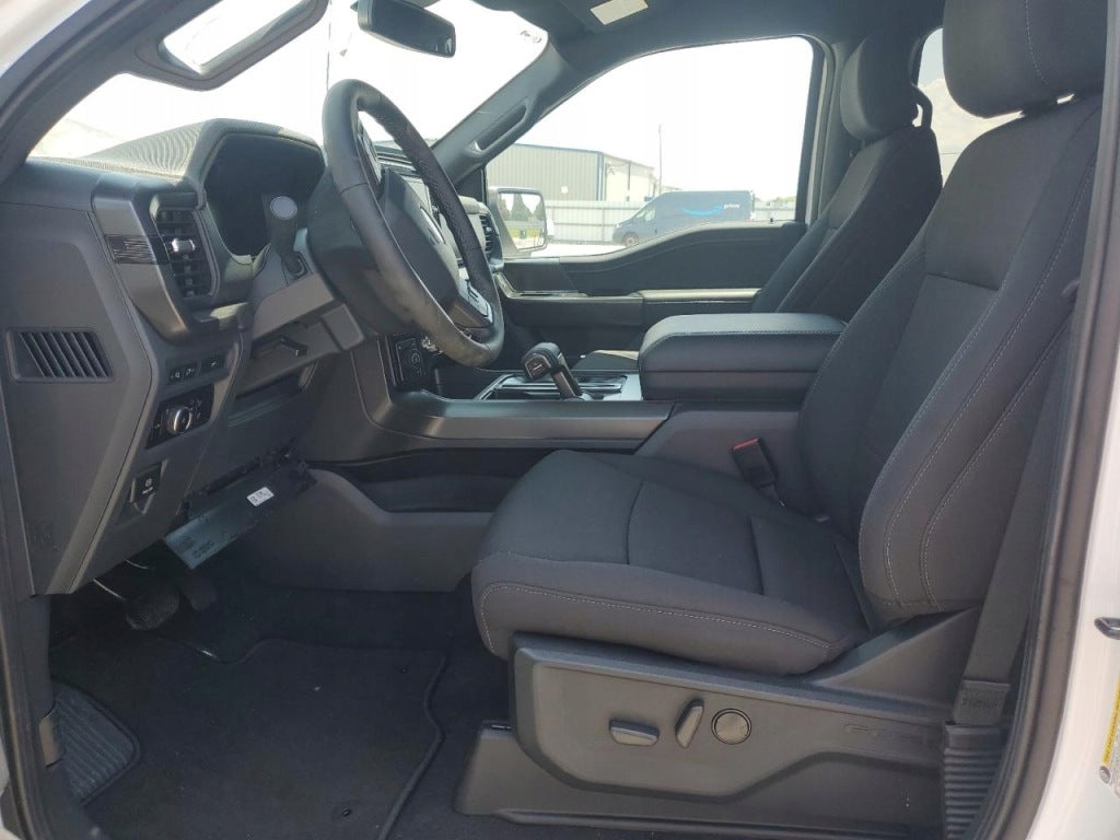 Panel świateł Ford F150 XLT 2021 od Autolandparts, widoczny na zdjęciu, z detalami i reflektorami samochodu.