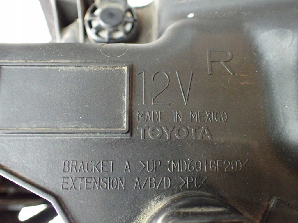 Reflektor przedni prawa strona do Toyoty Tundra i Sequoia 2022 od Autolandparts, widoczny z przodu pojazdu.