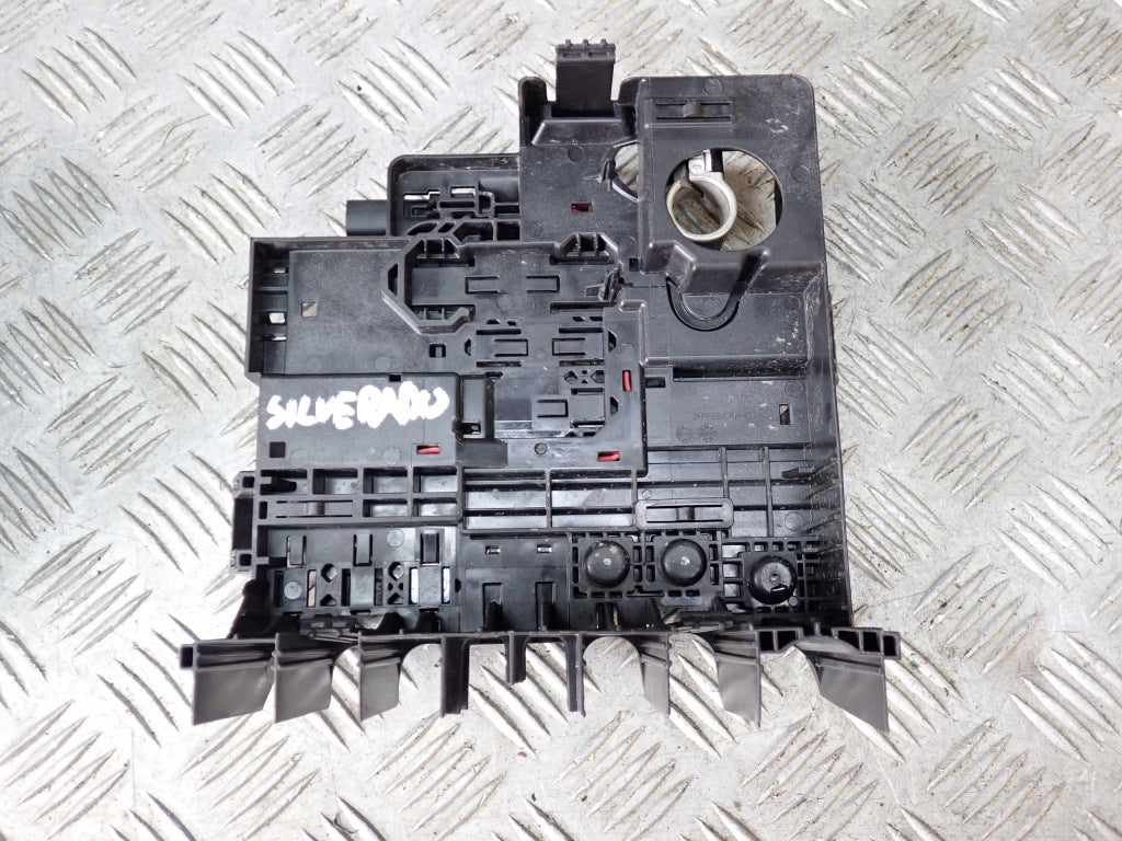 Bezpieczniki Klemy Plus Skrzynka Chevrolet Silverado Tahoe GMC Sierra 19-