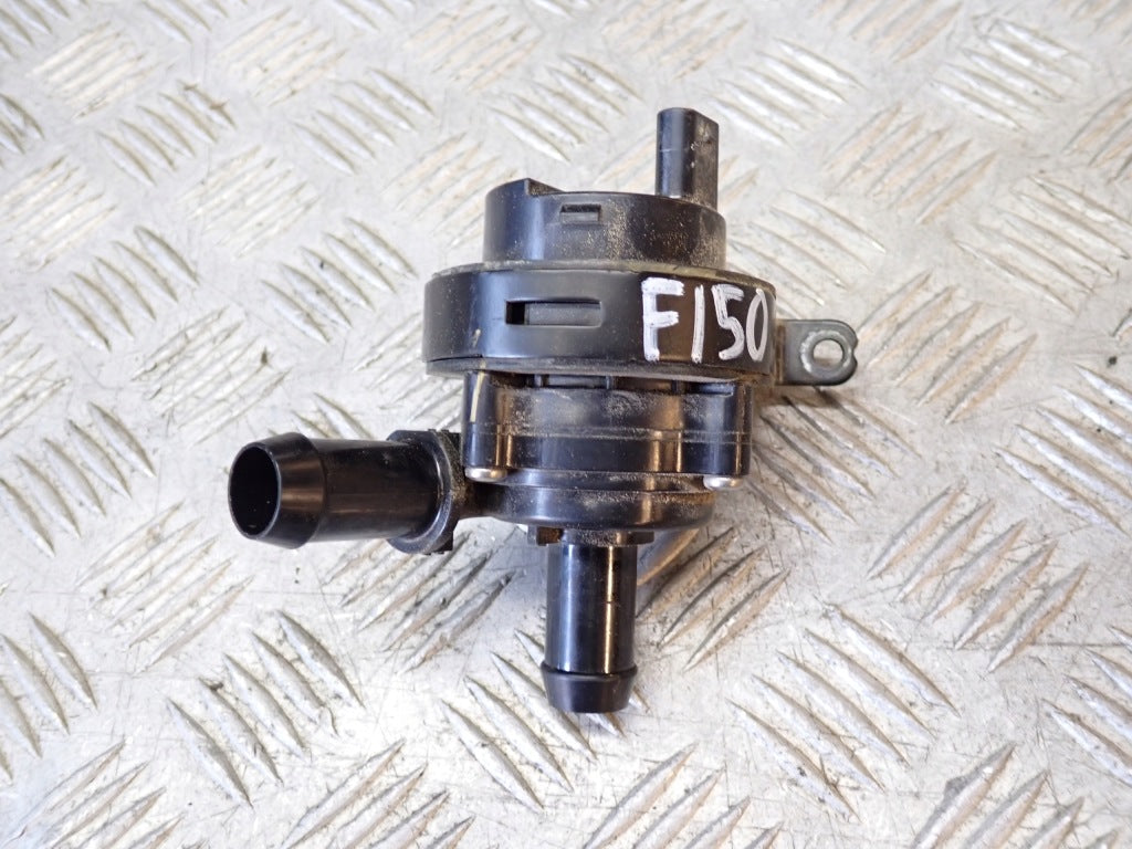 Pompa wody Ford F150 3.5 2021- Autolandparts, zbliżenie na nowoczesną pompę wodną do samochodu ciężarowego.