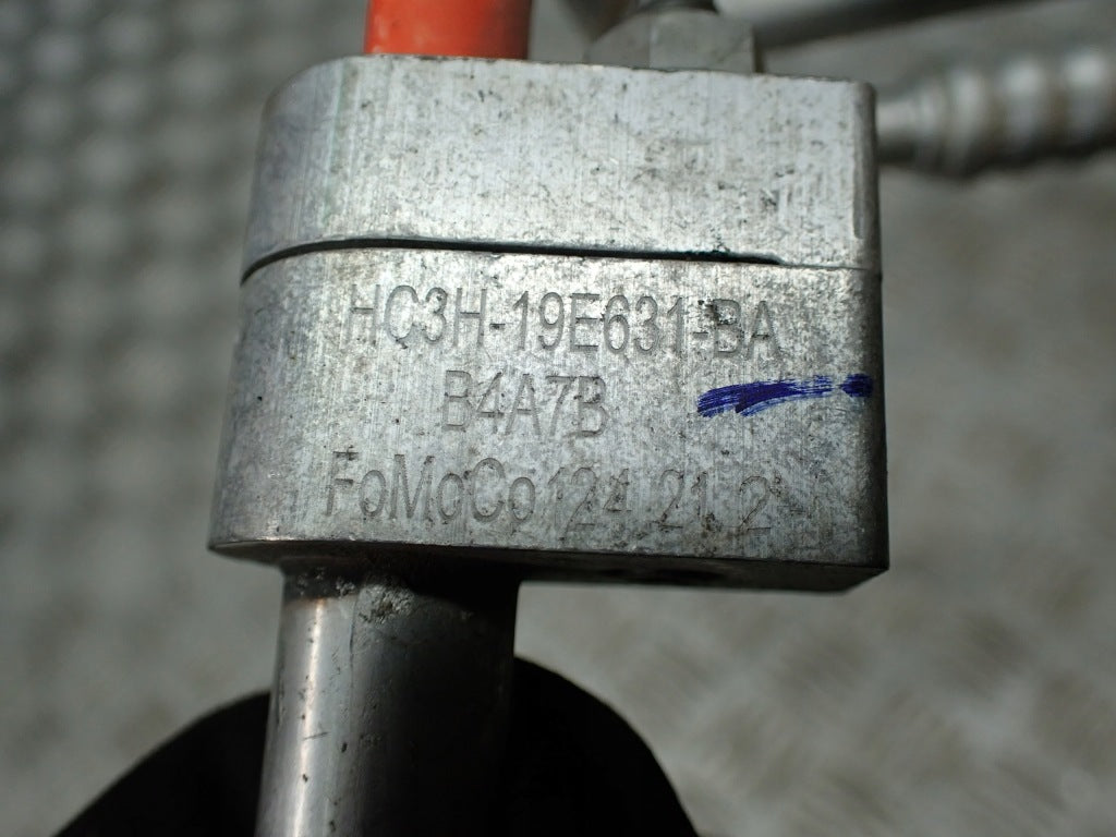 Rurka klimatyzacji do Ford F250 F350 Super Duty 2021, model 6.2, czarna i metalowa, detal na tle silnika.