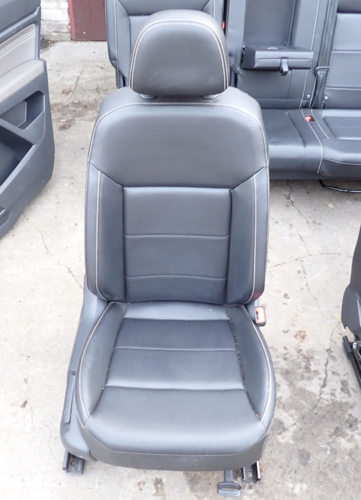 Fotele Tapicerka Kpl. Skórzana Skóra 7 os. VW Atlas 2021