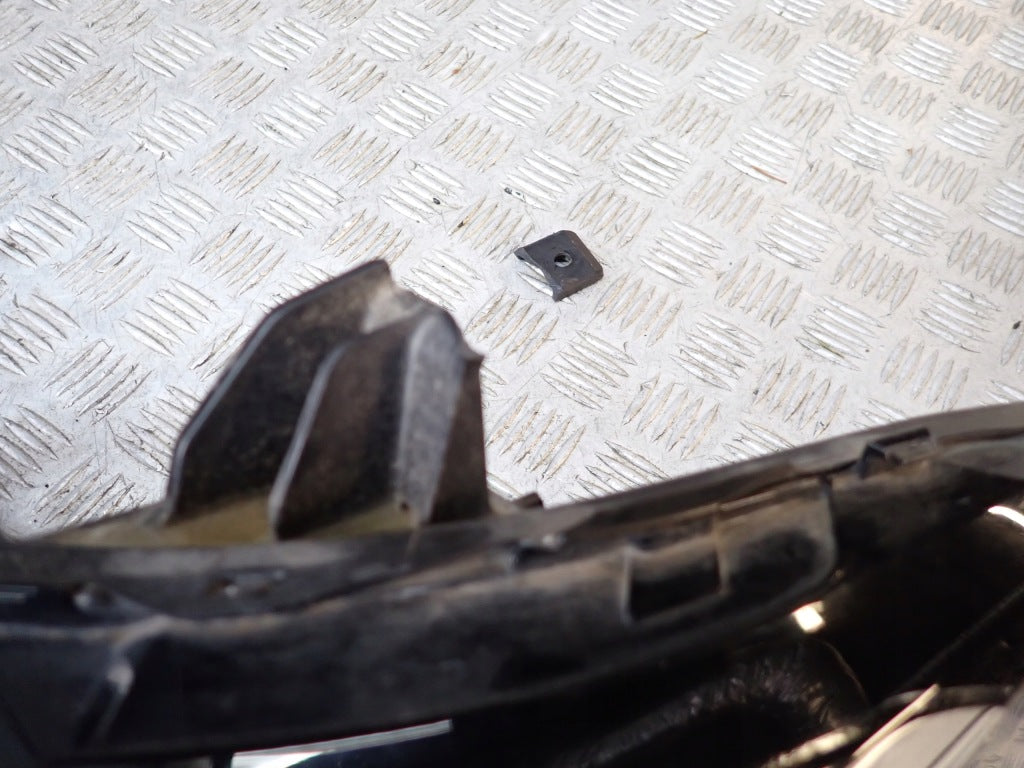 Reflektor przedni lewy do Toyoty Tundra i Sequoia 2022 od Autolandparts, widok z przodu pojazdu